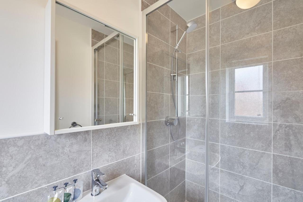Host & Stay - Cayton Bay Cottage Екстер'єр фото